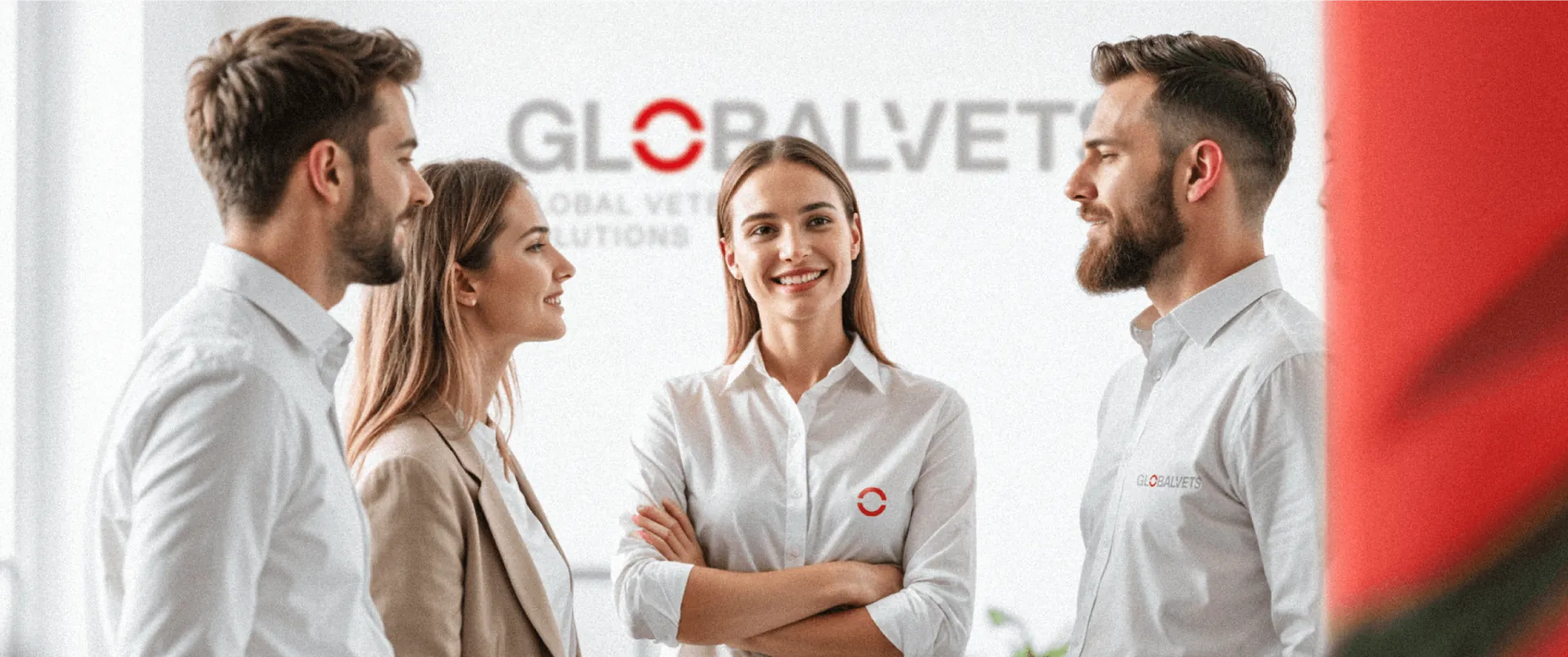 Equipo de Globalvets conversando en una oficina clara